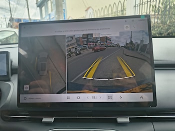 El manejo con las ventanas tapadas puso a prueba las cámaras y sensores del vehículo para recorrer curvas, parqueo y reversa sin visión externa.