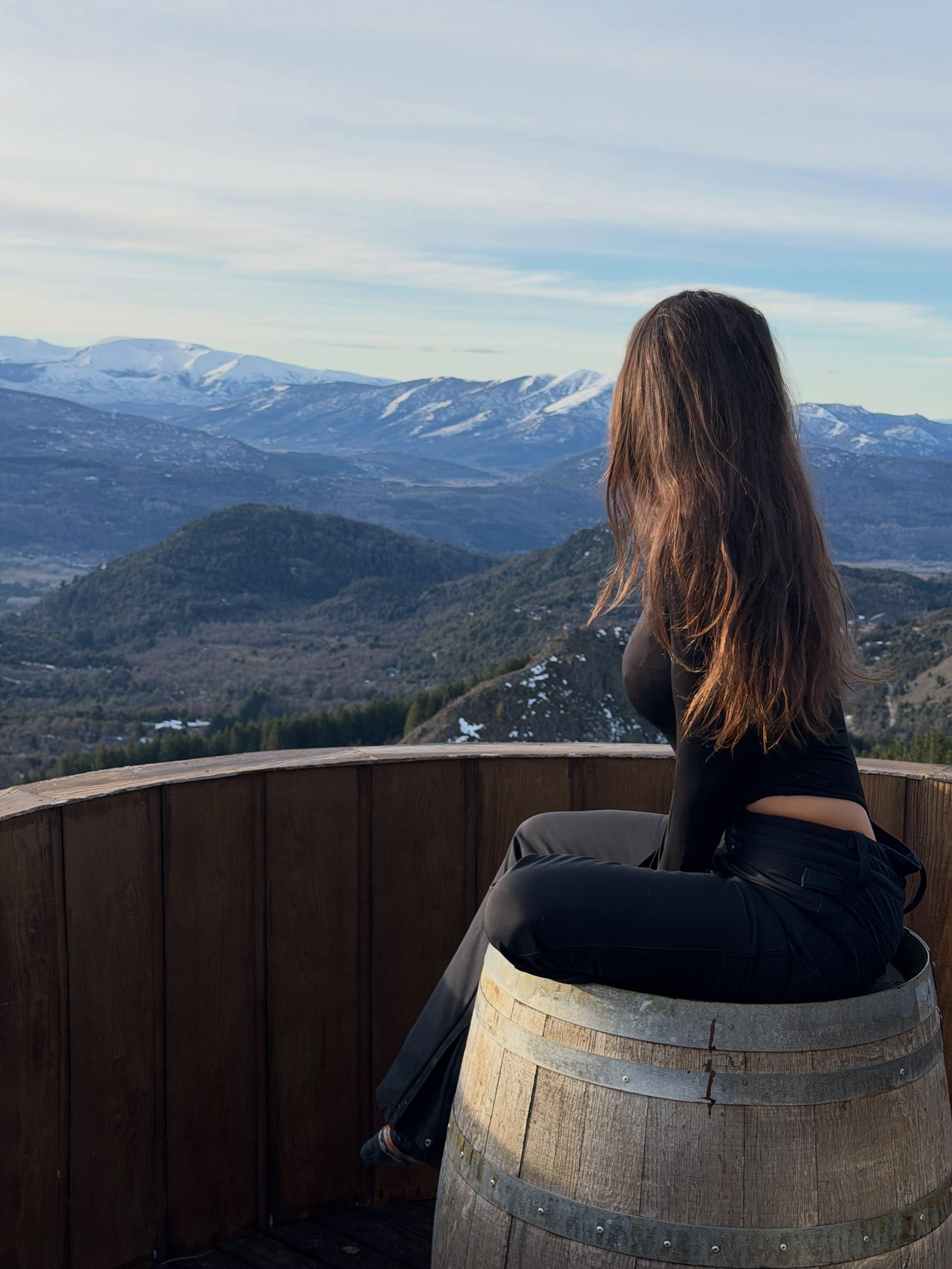 Figuerias posó con las montañas del sur de fondo