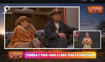 Captura de pantalla de TV: Paul Michael y Pamela López sentados en un sofá, ambos con sombreros, y un recuadro inferior con una presentadora
