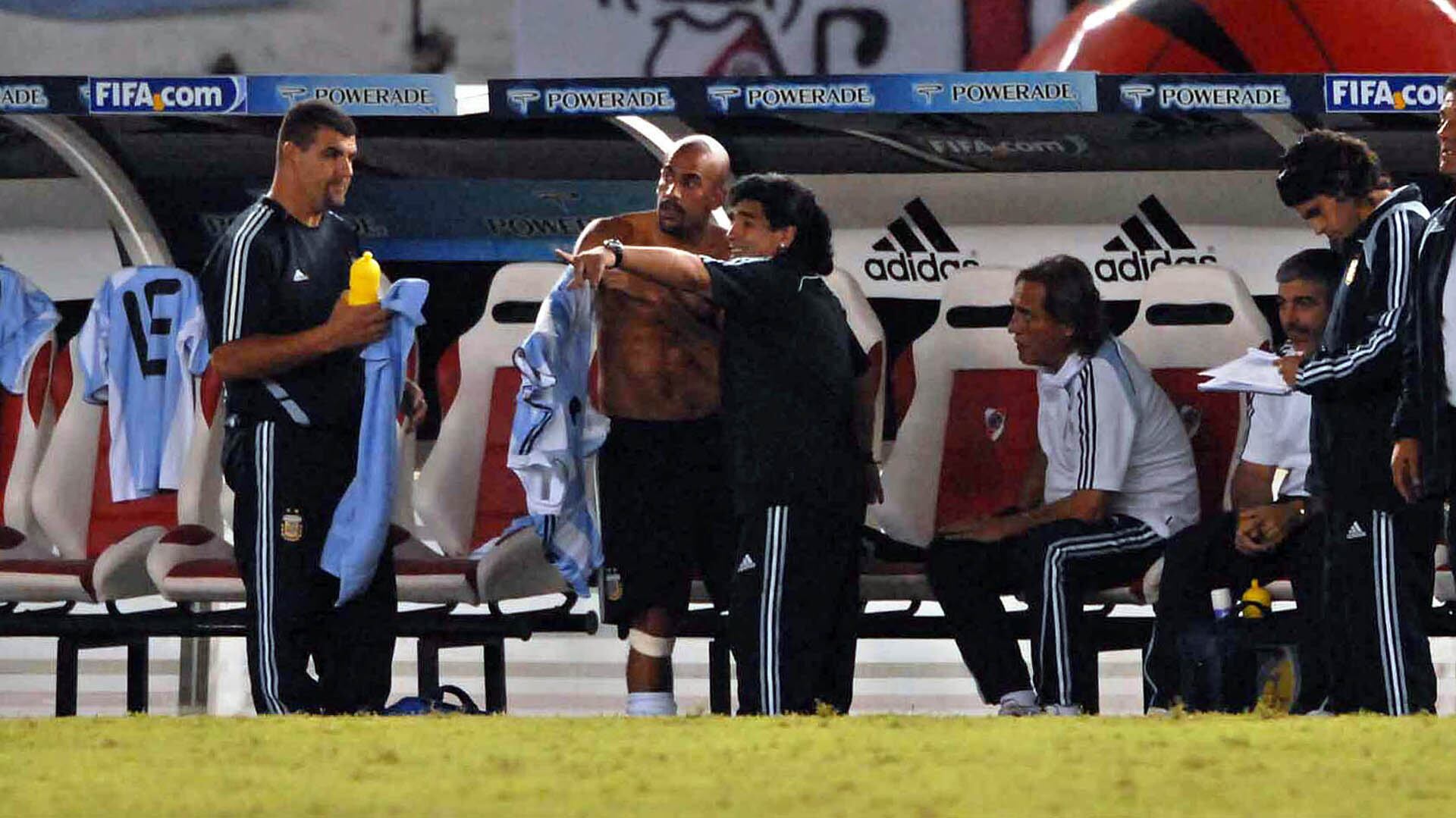 Verón junto a Diego Maradona, quien fue su técnico en la selección argentina (Télam)