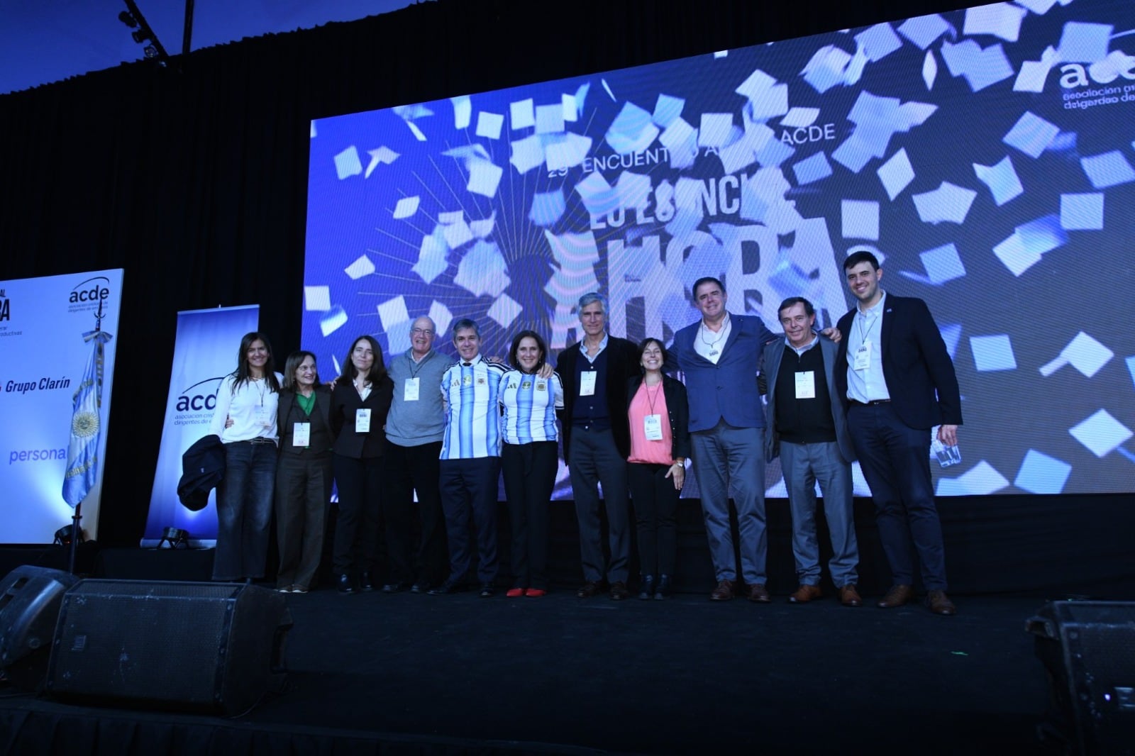 El equipo de ACDE y algunos de los expositores del evento