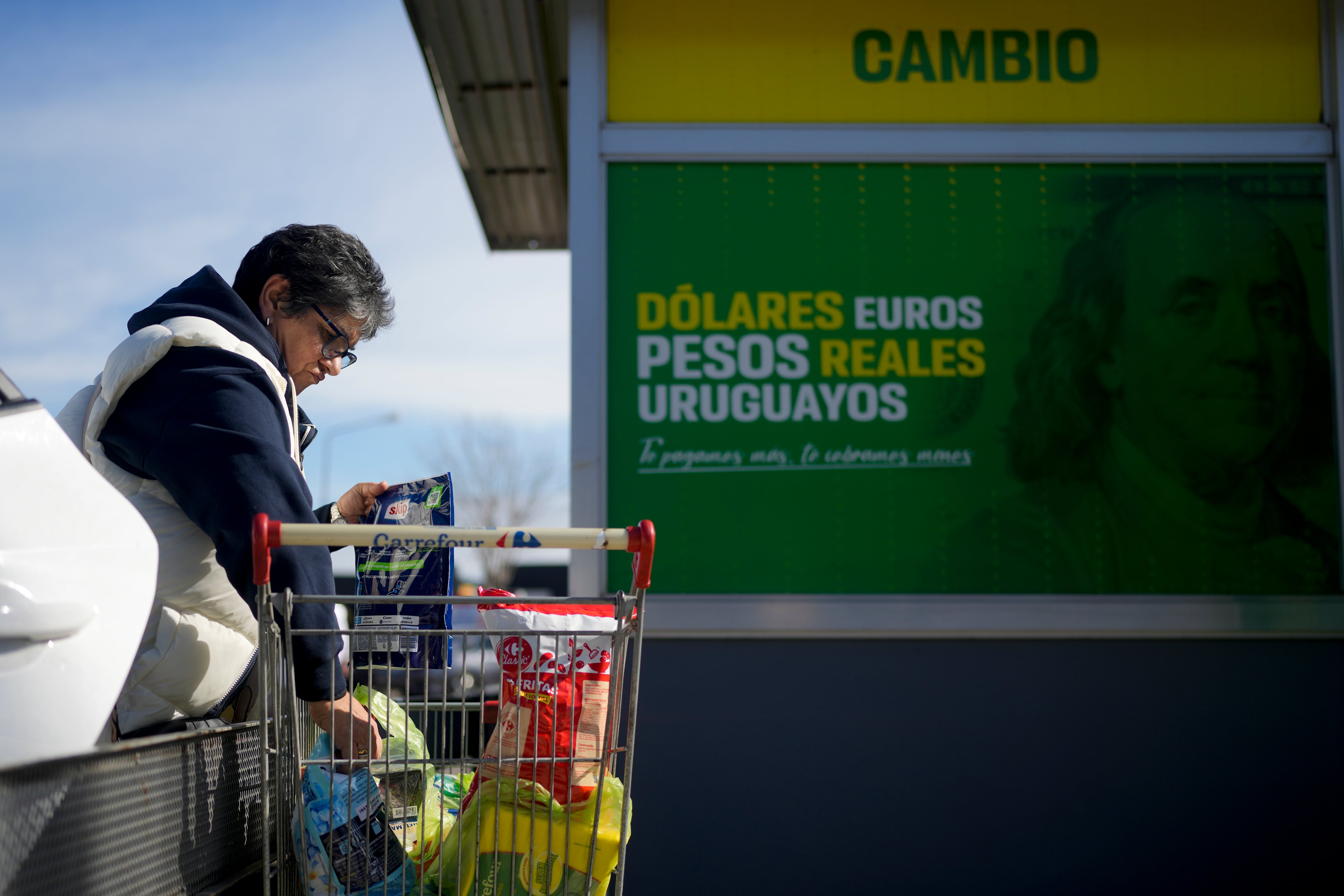 Comercios del litoral uruguayo sufren un impacto mayor (Foto AP/Natacha Pisarenko)