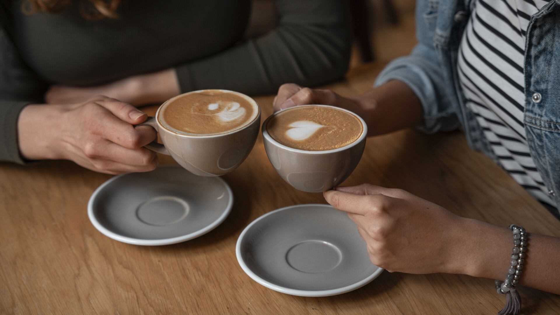 Saurabh Sethi sostiene que una adecuada salud digestiva comienza con la toma de conciencia de los riesgos asociados a productos habituales (Freepik)