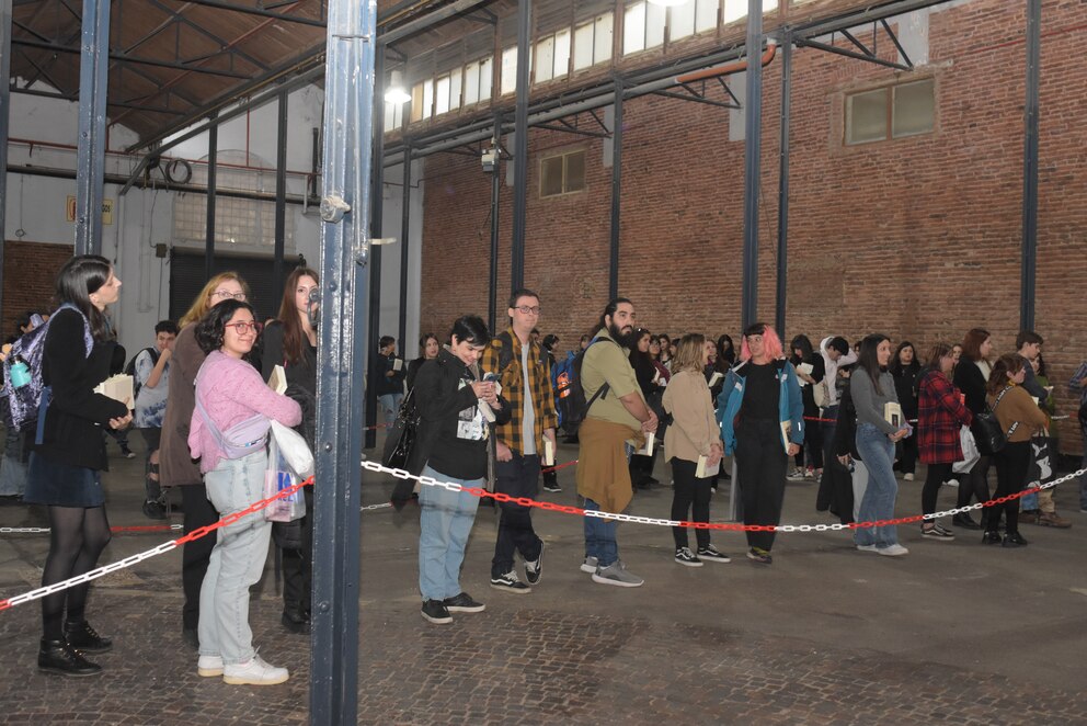 Sabado repleto de gente en la Feria del Libro