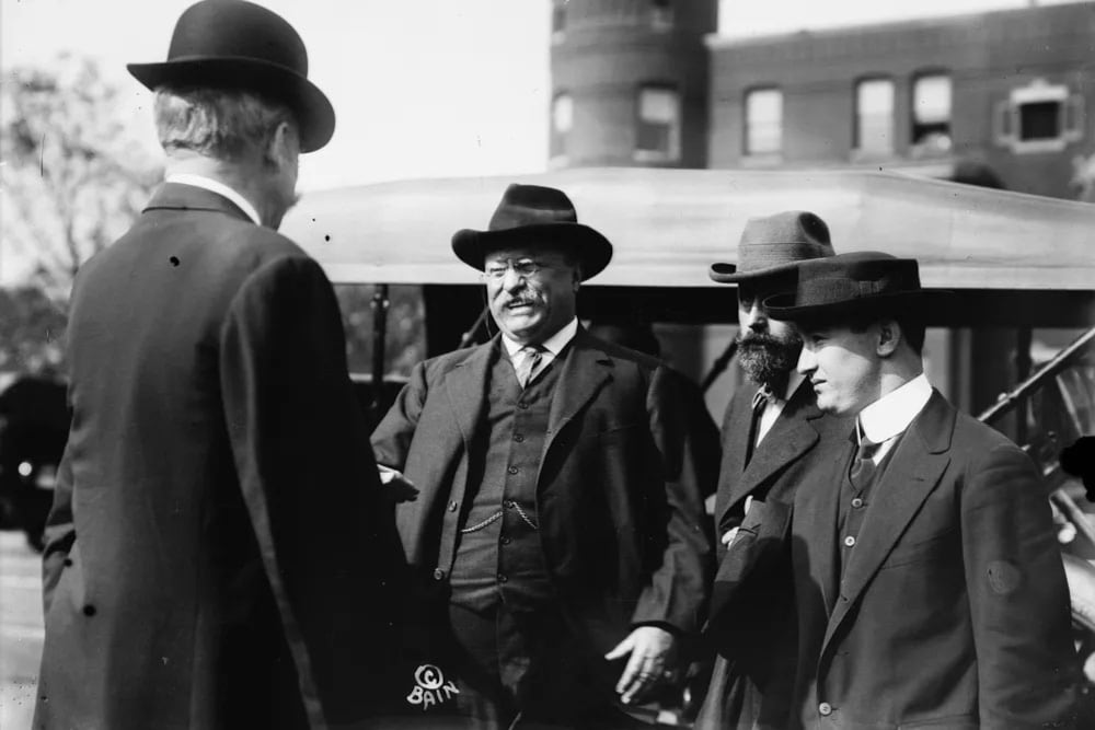 Theodore Roosevelt saluda a algunos de sus seguidores antes del acto