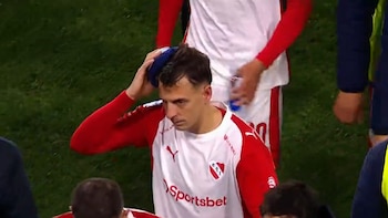 Santiago Arias sufrió fuerte agresión en el partido de Independiente y Lanús: lo golpearon en la cabeza