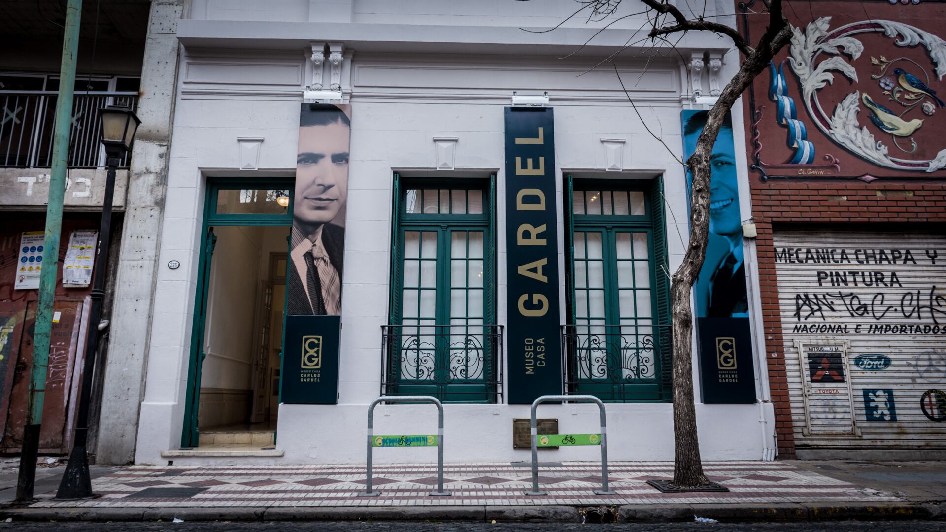 Frente de la casa de Carlos Gardel, convertida en museo que evoca su trayectoria (Martín Rosenzveig)