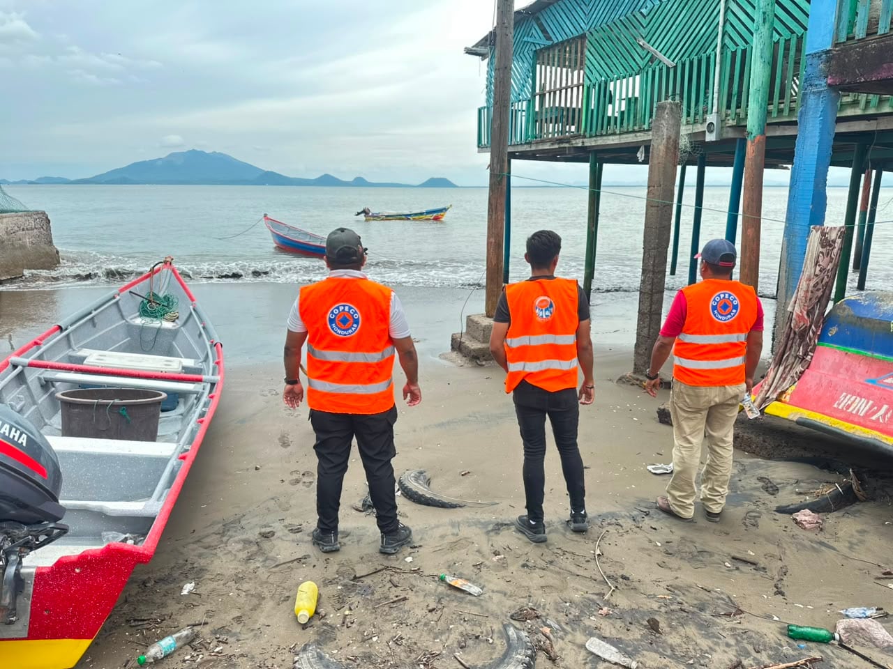 La institución mantiene una Alerta Verde para la línea costera del Golfo de Fonseca, debido al incremento del oleaje y las condiciones marítimas adversas. (FOTO: Bomberos Honduras)