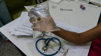 Sachet de agua que reparte el Ejército. (Adrián Escandar)