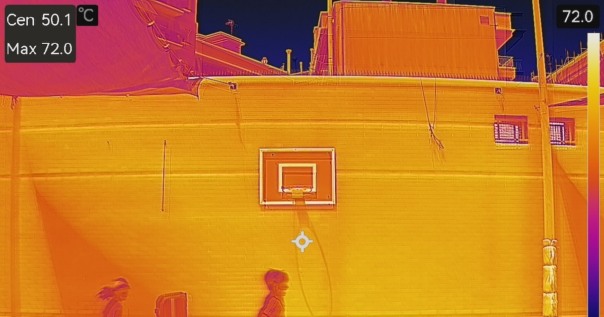 Un patio a 60ºC en Sevilla, pupitres a 35ºC en Madrid y zonas deportivas a 50ºC en Alicante: el día a día en los colegios e institutos españoles sin climatizar