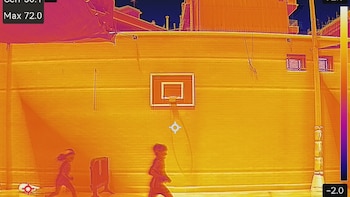 Un patio a 60ºC en Sevilla, pupitres a 35ºC en Madrid y zonas deportivas a 50ºC en Alicante: el día a día en los colegios e institutos españoles sin climatizar