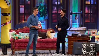 Los dos regalos de Pedro Sánchez a David Broncano en ‘La Revuelta’: un juego de “cargarse al rey” y el guiño al ‘Perro Sanxe’