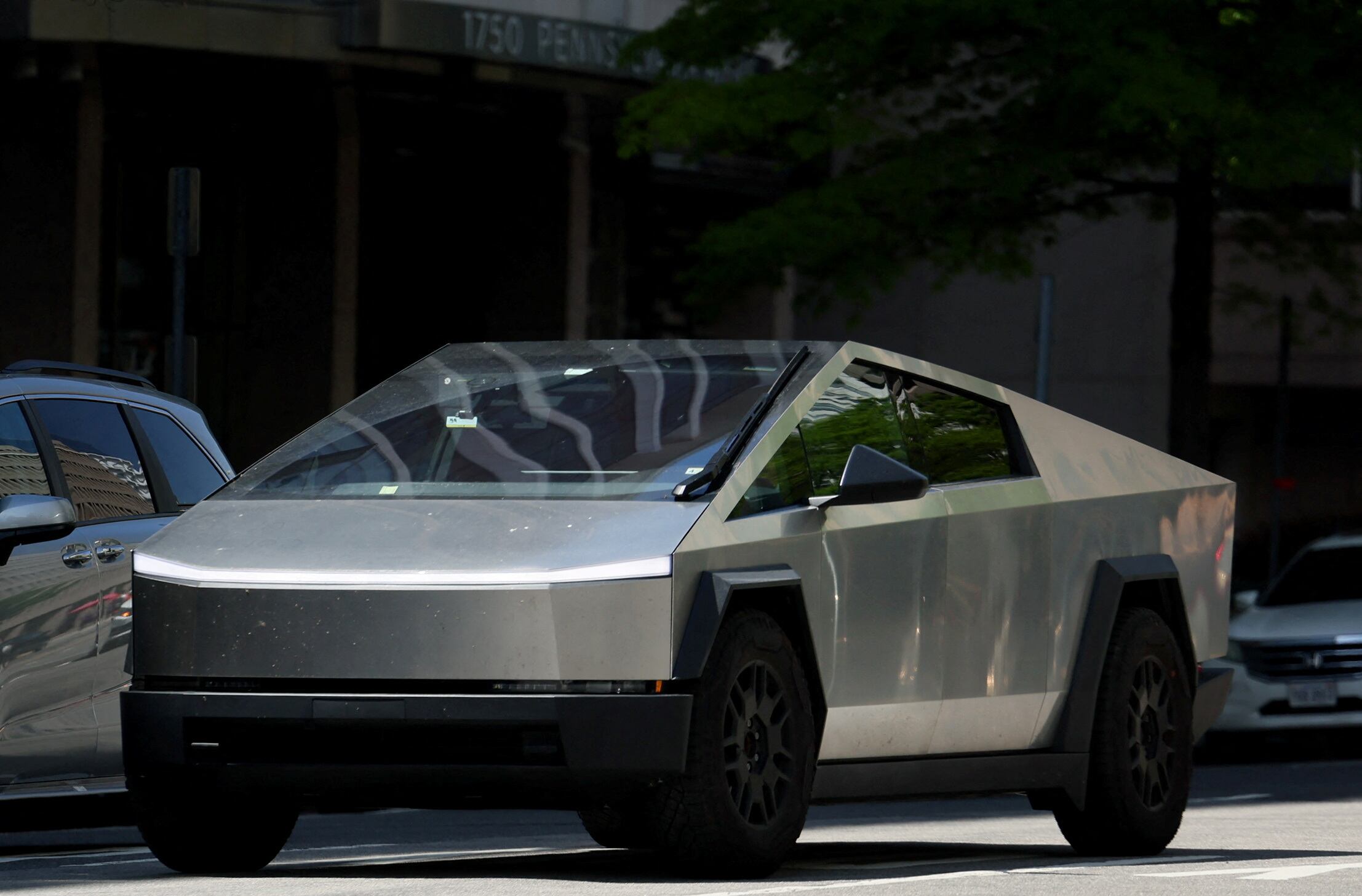 El jefe del programa Cybertruck deja Tesla tras ocho años