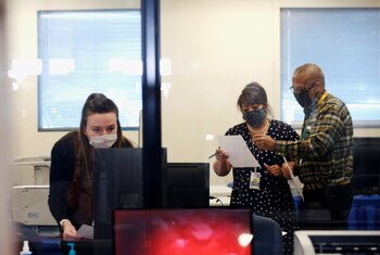 Trabajadores electorales realizan una prueba