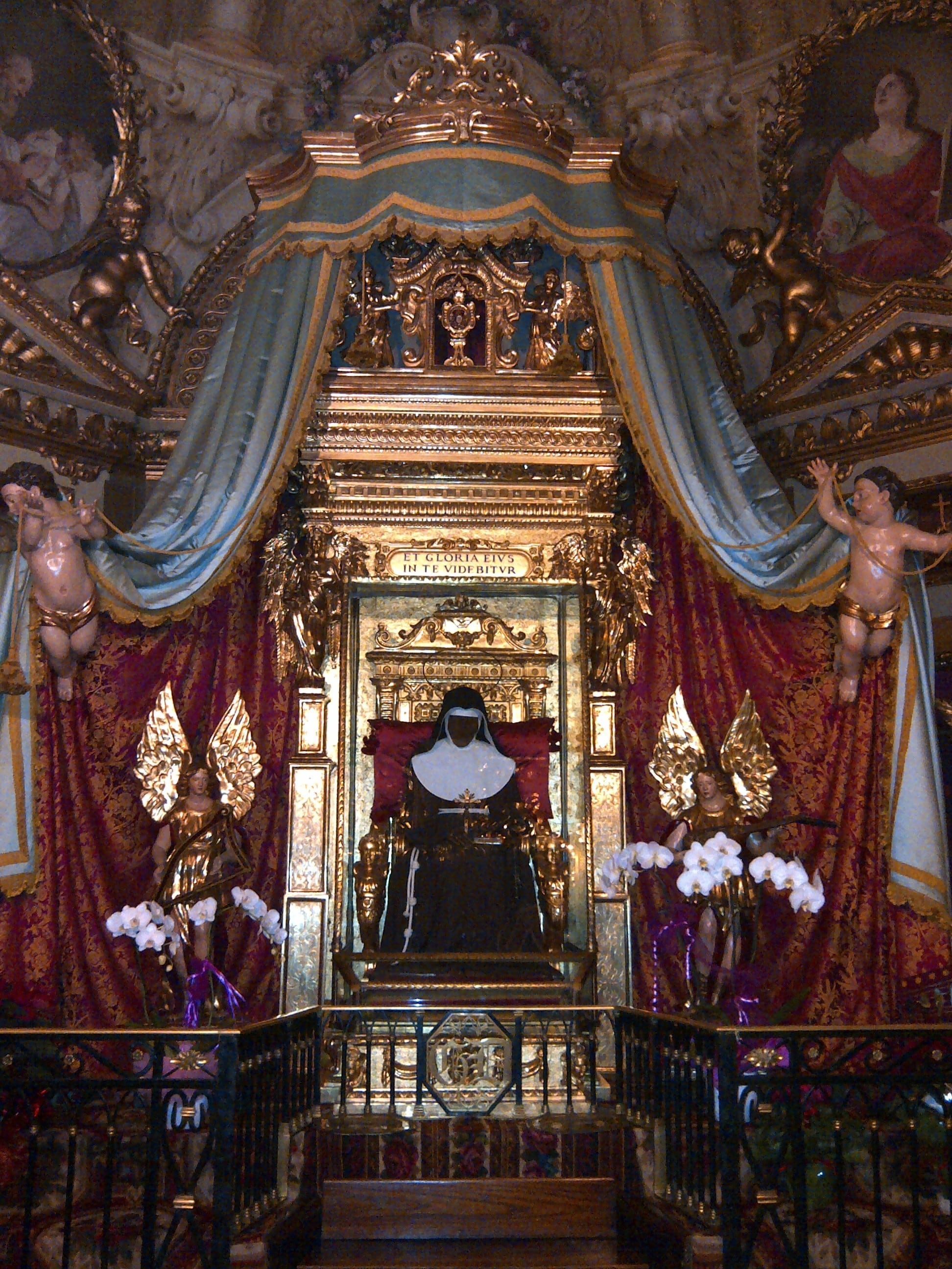 El cuerpo incorrupto de Santa Catalina de Bolonia permanece expuesto en un trono dorado dentro de la iglesia de Santa Caterina di Strada Maggiore en Italia. (Wikipedia)