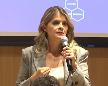 Laura Fernández, presidenta de Costa Rica, destaca ante jóvenes los ejes de la nueva agenda nacional para educación, empleo y desarrollo (Cortesía: Trivisión).