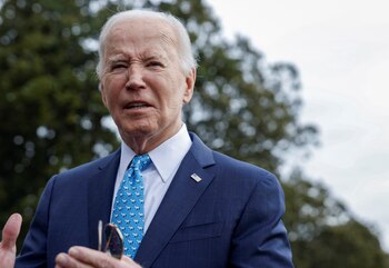Biden habló con los medios de comunicación, antes de salir de la Casa Blanca hacia Florida (REUTERS/Evelyn Hockstein)