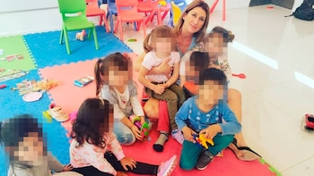 Virginia, junto a un grupo