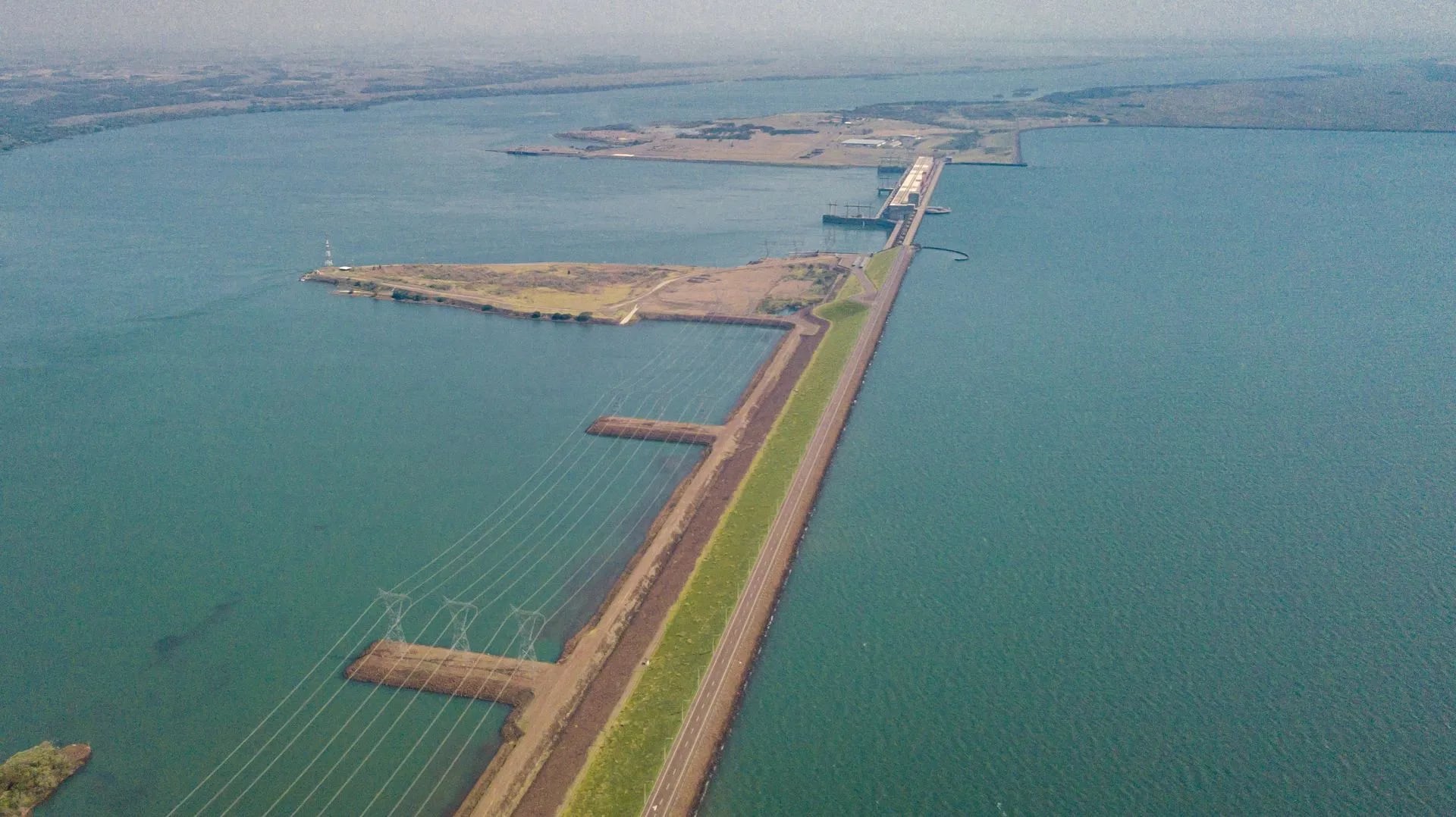 La represa de Yacyretá, sobre el río Paraná, en el límite entre Argentina y Paraguay