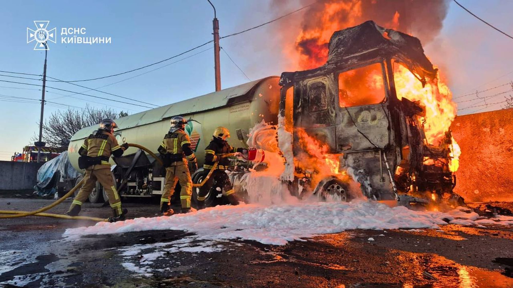 En esta imagen de archivo proporcionada por el Servicio Ucraniano de Emergencias, personal de emergencias trabaja para extinguir un incendio tras un dron de ataque ruso en la región de Kiev, Ucrania, el martes 5 de mayo de 2026
(Servicio Ucraniano de Emergencias via AP)