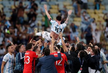 El plantel festeja con su