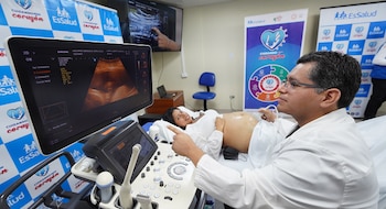 Médicos peruanos operan a bebé