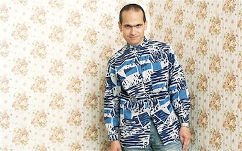 Para disimular su edad se depila brazos y piernas, y usa toda clase de cremas similares para borrar la sombra de la barba. Además, oculta cabeza y cara con gorras, bufandas, anteojos, vendajes sobre imaginarias cicatrices…