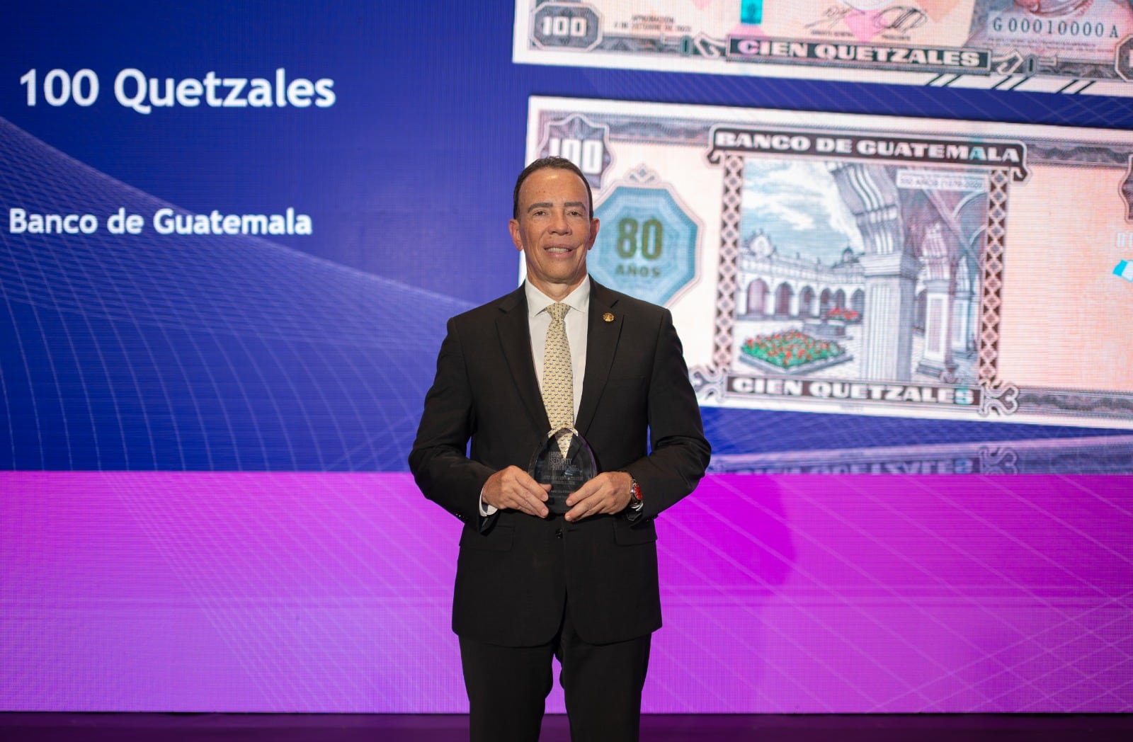 El presidente de la Junta Monetaria y del Banco de Guatemala, Álvaro González Ricci, recibe el premio internacional que reconoce al billete de Q100 como el mejor billete conmemorativo de Latinoamérica en 2026. (Cortesía: Banco de Guatemala)