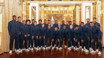 El presidente Mulino entrega el pabellón a la selección panameña