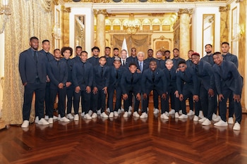 El presidente José Raúl Mulino entrega el pabellón nacional a Erick Davis en respaldo a la selección de Panamá rumbo al Mundial 2026. (Cortesía: Astrid Salazar)