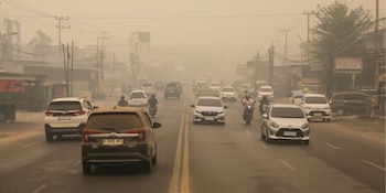 Una densa neblina provocada por incendios forestales y de turberas cubre Palangkaraya, en Kalimantan Central (REUTERS/Usep Hariadi)