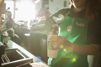 Una empleada de Starbucks sirve