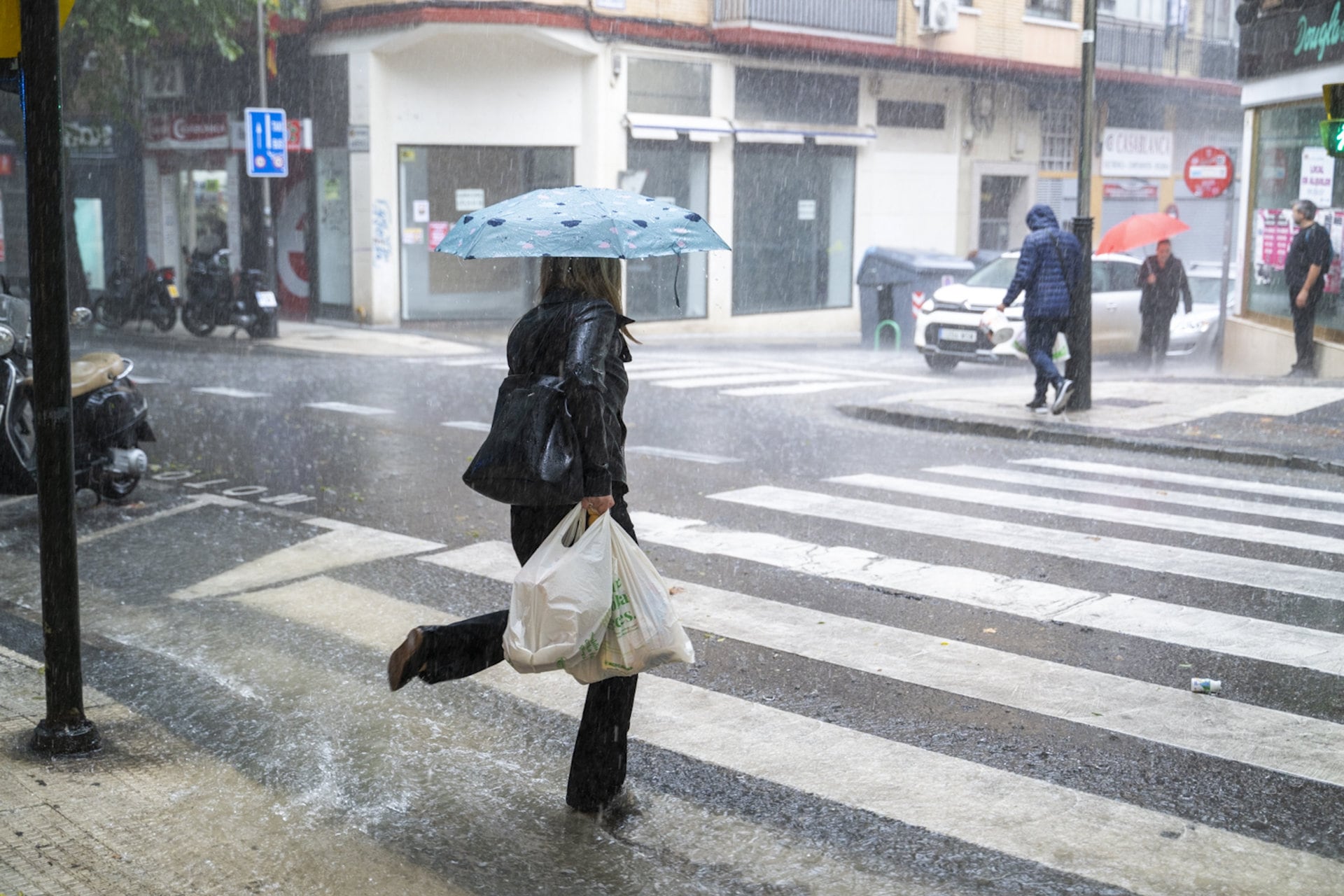 Los avisos amarillos y naranjas se extienden por la península donde se esperan lluvias y tormentas en Comunidada de Madrid, Castilla y León y Extremadura, entre otras.Fotos de Archivo- Marcos Cebrián - Europa Press