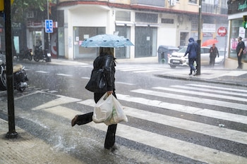 Los avisos amarillos y naranjas se extienden por la península donde se esperan lluvias y tormentas en Comunidada de Madrid, Castilla y León y Extremadura, entre otras.
Fotos de Archivo- Marcos Cebrián - Europa Press