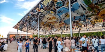 Aura incorpora un mural sobre