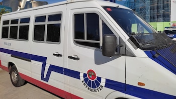 Herido un ertzaina en Etxebarri (Bizkaia) tras el lanzamiento de botellas contra los agentes en las fiestas