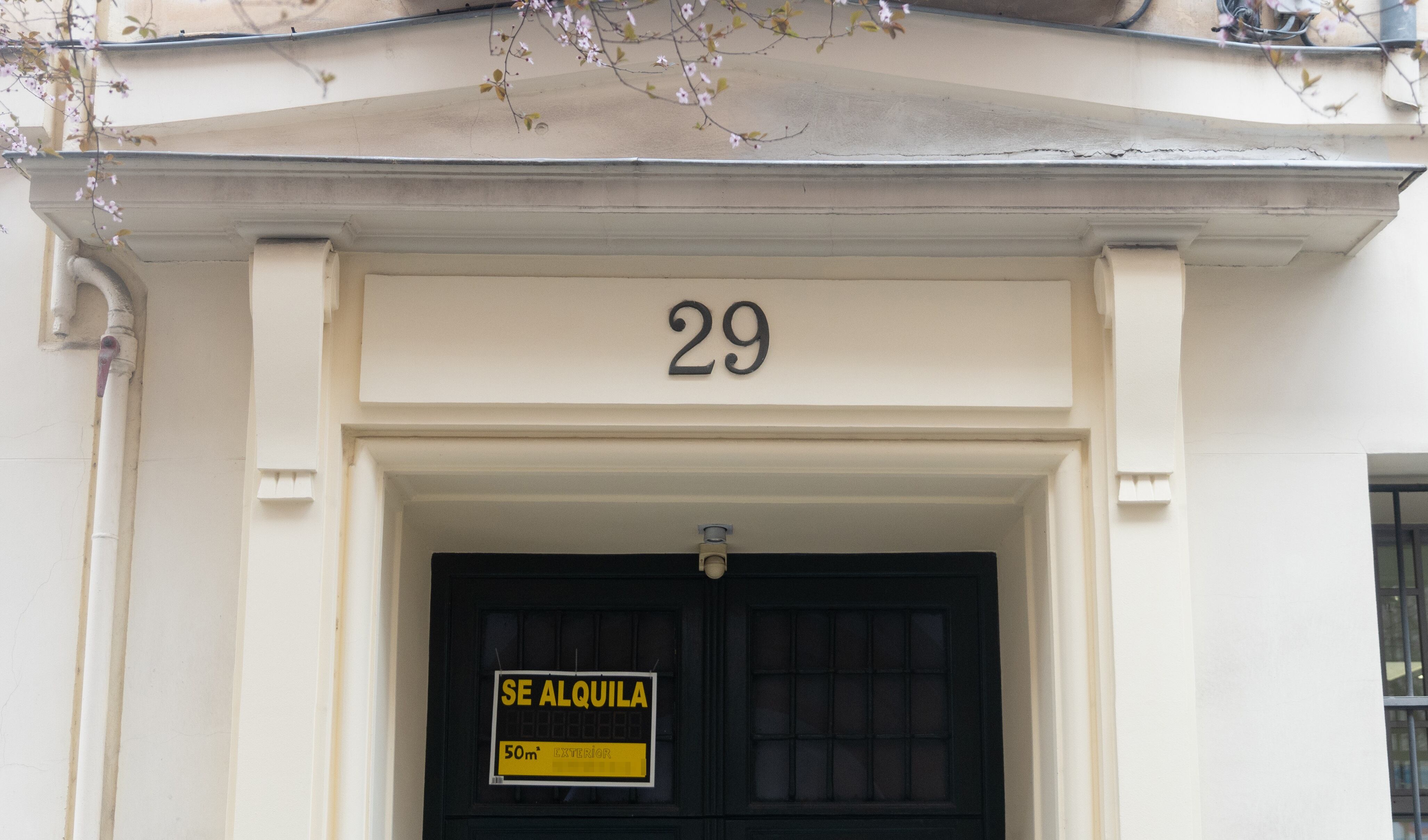 Un cartel de ‘se alquila’ en el portal de un edificio de una calle de Madrid (Eduardo Parra / Europa Press)