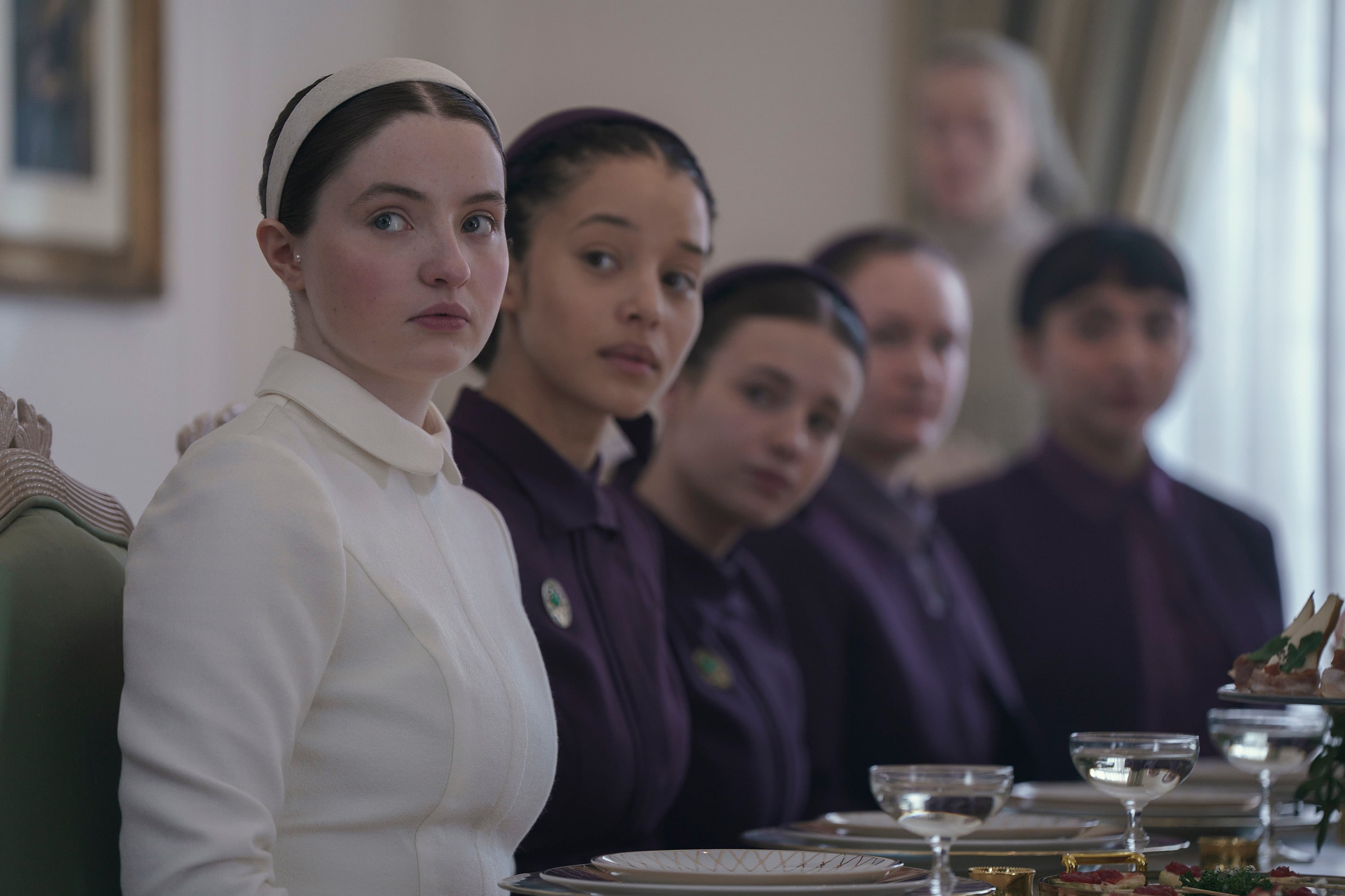 El enfoque visual de la serie utiliza composiciones simétricas para retratar la opresión en el internado de Gilead