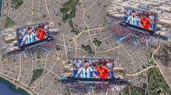 Mapa aéreo de una ciudad con tres pantallas gigantes que muestran un partido de fútbol con Lionel Messi y Lamine Yamal, y grandes grupos de espectadores.