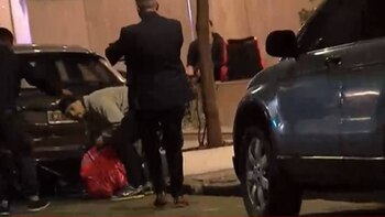 Repartidor revisa su mochila para sacar una llave francesa para golpear militantes (Captura C5N)