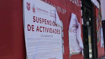 Lonas con "Suspensión de actividades" se encuentran colocadas en letreros publicitarios de marcas patrocinadoras del Mundial. (Crédito: Luz Coello/Infobae México)