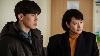 Juvenile Justice (L to R) Kim Moo-yeol as Cha Tae-ju, Kim Hye-soo as Sim Eun-seok in Juvenile Justice Cr. Swann Studio/Netflix © 2022