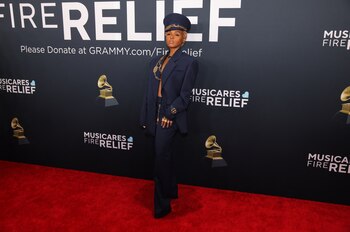 La cantante Janelle Monae y un conjunto inspirado en la sastrería clásica, compuesto por un traje azul marino de corte estructurado que incluía una chaqueta abierta