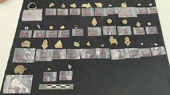 Tesoros ornamentales encontrados bajo un Buda reclinado en Tailandia. (Departamentos de Bellas Artes de Tailandia)