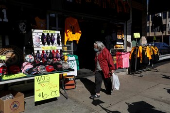 Una mujer con mascarilla en