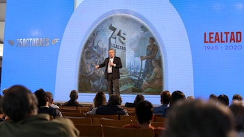 Alberto Fernández, rodeado de 50