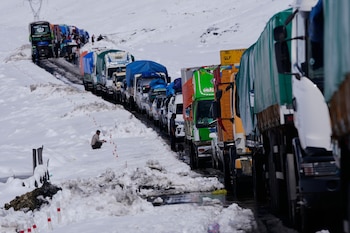 Los camiones se acumulan en una autopista bloqueada por la nieve en La Cumbre, a las afueras de La Paz (Bolivia), el miércoles 19 de agosto de 2026 (AP/Juan Karita)