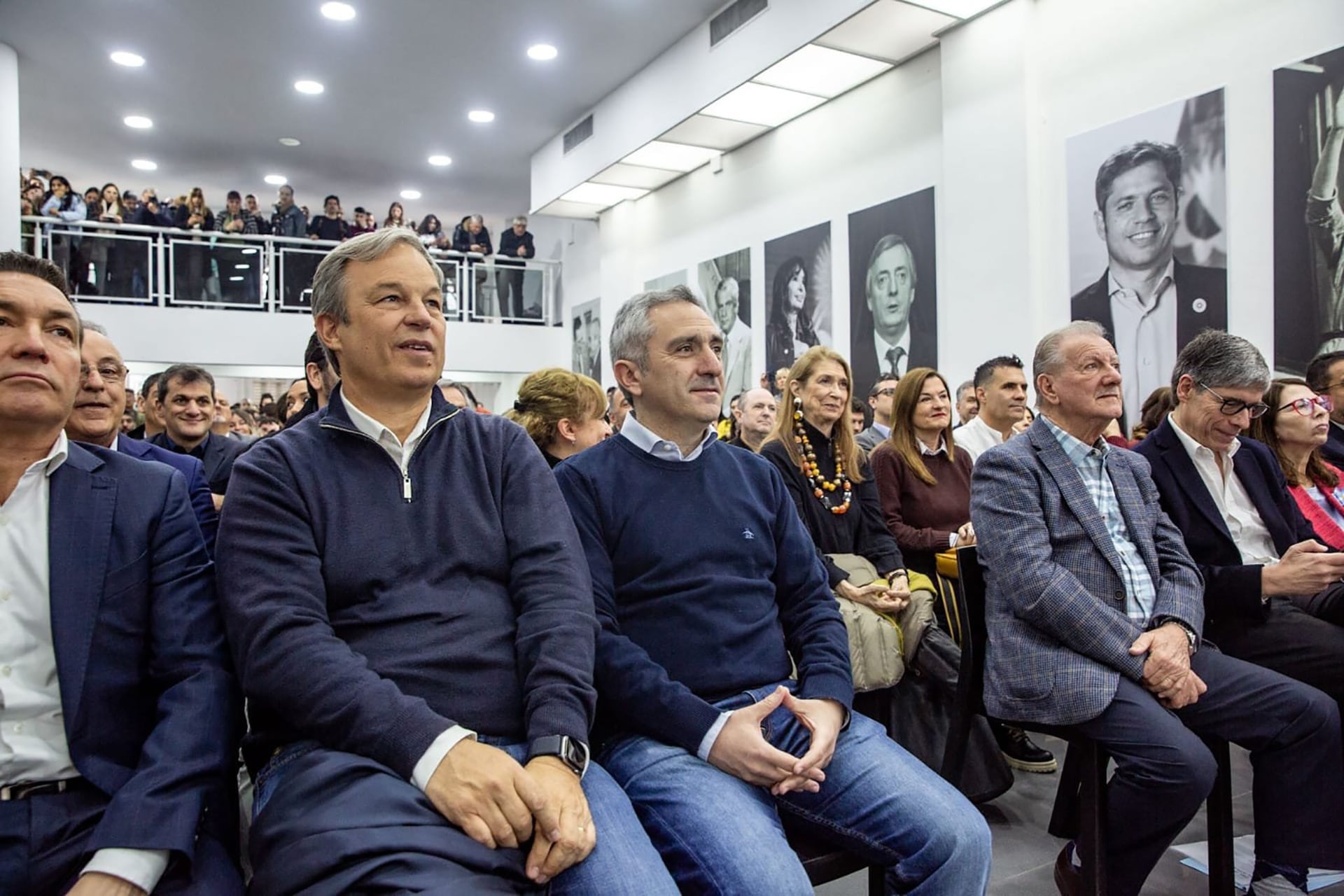 Cascallares y Larroque en la primra fila de un acto de Kicillof en la sede central del PJ Bonaerense