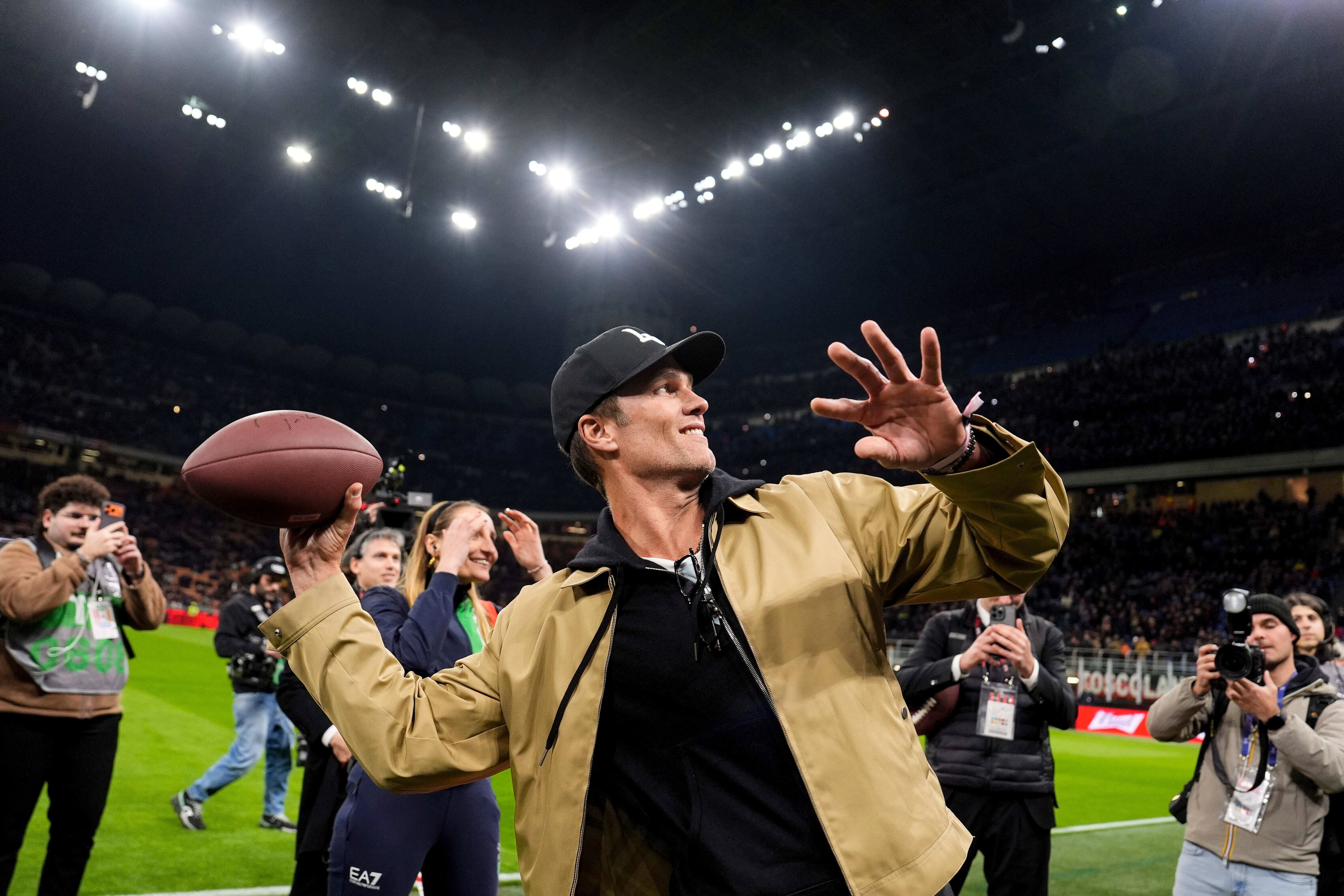 Tom Brady adaptó su actividad física después de la NFL y alterna natación con paseos en e-foil para mantenerse activo (Fabio Ferrari/LaPresse vía AP)