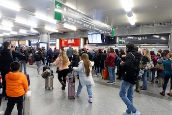 Personas esperan su tren durante una huelga de Renfe y Adif, en la estación de Puerta de Atocha-Almudena Grandes. Eduardo Parra / Europa Press